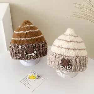 Berretti invernali spessi per bambini con toppa orsetto e motivi colorati