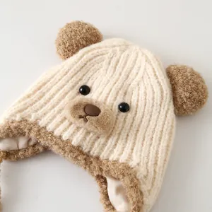 Bonnet en tricot pour bébé avec oreilles d'ours et protège-oreilles en blanc crème
