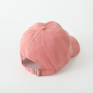 Detailaanzicht van de roze katoenen honkbalpet met verstelbare metalen gespriem