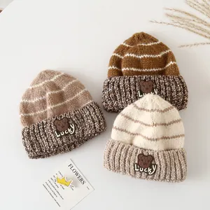 Berretti invernali in maglia con toppa orso LUCKY in stile a righe kaki e beige