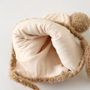 Vue détaillée de la doublure en tricot doux et de la conception des protège-oreilles