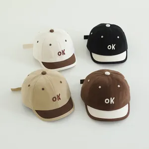 Details von vier Baby-Baseballkappen mit OK-Stickerei und kurzem Kontrastschirm