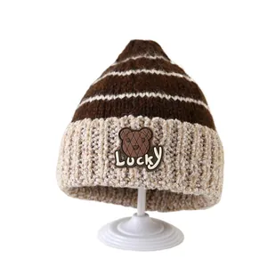 Berretto in maglia per bambini con patch Lucky bear a righe marroni e beige