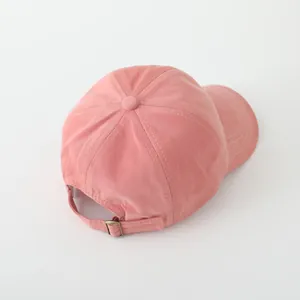 Detailopname van roze katoenen baseballpet met verstelbare metalen gespsluiting