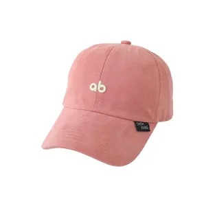 Roze katoenen baseballpet met wit ab-borduurwerk en minimalistisch 6-panel design
