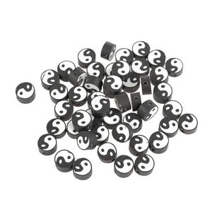 Perles pour bijoux DIY avec motifs yin yang noirs et blancs sur perles rondes en pâte polymère