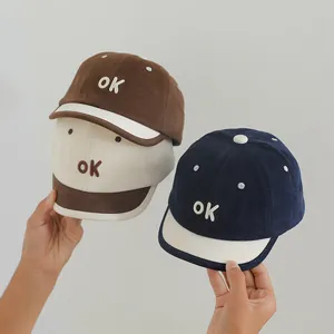 Detail von Baby-Baseballmützen mit OK-Stickerei und weichem Baumwoll-Twill-Gewebe
