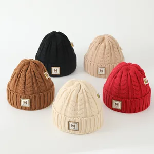 Bonnet en Tricot d'Hiver pour Enfants Chaud Tricot Torsadé Lettre M Patch Doublé en Polaire Bonnet pour Garçons Filles