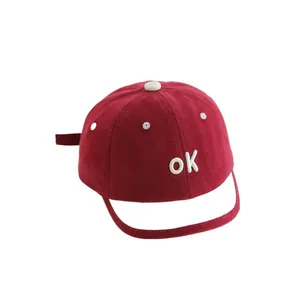 Süße Kinder-Basecap in Burgund mit Polka Dots, OK-Stickerei und weißem Bommel oben