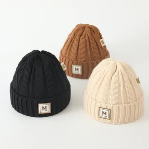 Bonnets tricotés épais pour enfants avec étiquette M et revers chaud en trois couleurs