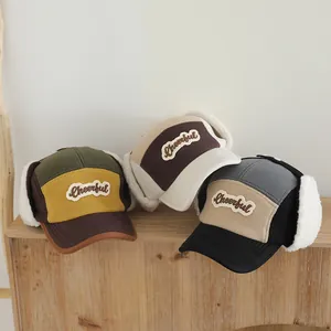 Detalle de gorros de aviador para niños en felpa con bordado Cheerful en varios colores