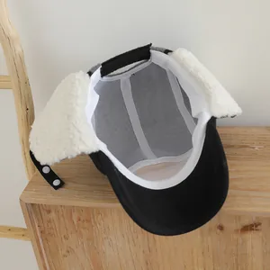Gorro de invierno para niños con forro polar y orejeras en contraste blanco y negro