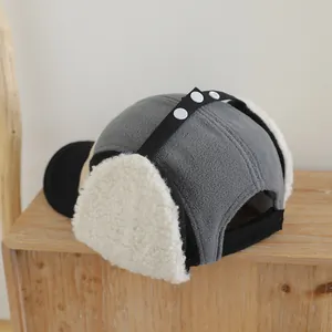 Detalle de gorro de aviador para niños con forro polar cálido y hebilla ajustable