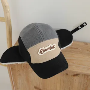 Detalle del gorro de aviador de invierno con forro polar y parche bordado