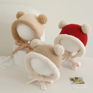 Bonnet d'hiver tricoté pour tout-petits avec oreilles pompons et cache-oreilles