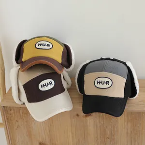 Detalle de gorros de invierno de bloques de colores con orejeras y forro polar suave