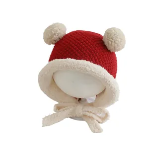 Bonnet en tricot d'hiver pour bébé rouge avec pompons en polaire et protège-oreilles