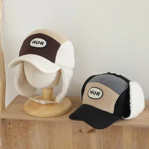 Detalle de gorros rusos de invierno con forro de felpa y orejeras en bloque de color