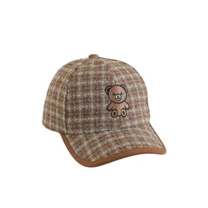Casquette en tweed à carreaux pour enfants avec broderie ours brun et détails bleus