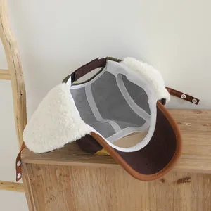 Detalle del gorro de invierno con bloques de color, forro polar y correa ajustable