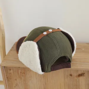 Detalle de gorro de invierno cálido con forro de sherpa y cierre de velcro ajustable