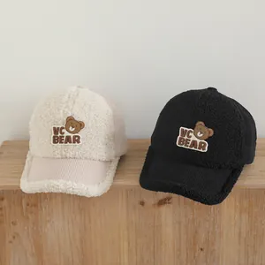 Detail von Winter-Baseballkappen mit Cord-Textur und Bären-Stickerei-Aufnähern