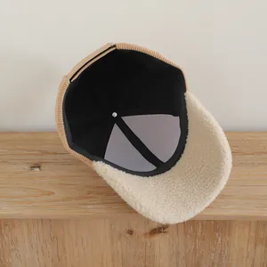 Detailansicht der Khaki-Cord-Baseballkappe mit Fleece-Krempe und verstellbarem Riemen