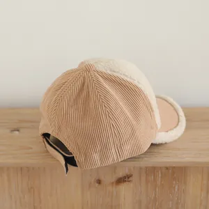 Detail der Cord-Baseballkappe für Kinder mit Fleece-Einsätzen und Klettverschluss