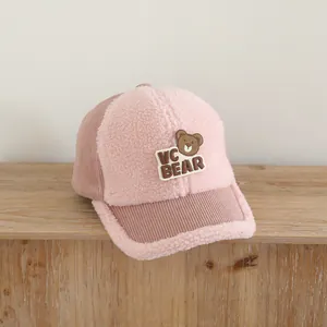 Detail der Kinder-Baseballkappe aus rosa Kord und Fleece mit Bären-Stickerei