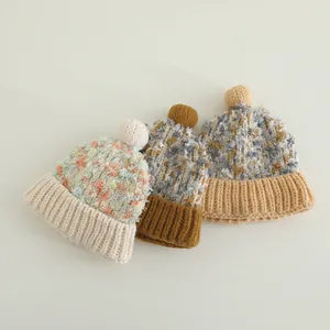 Winter-Strickmützen für Mädchen mit buntem Schneeflockengarn und weichem Bommel-Detail