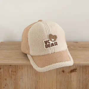 Detail der Kinder-Cord-Baseballkappe mit Sherpa-Einsatz und Bären-Patch-Stickerei