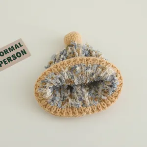 Kinder Winter Strickmütze mit bunten Schneeflocken und Bommel in Khaki