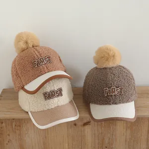 Casquette de Baseball Sherpa d'Hiver pour Enfants Avec Grand Pompon Visière en Velours Côtelé Broderie Lettre Chaude Chapeau Réglable Extérieur