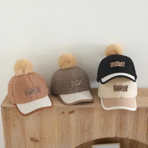 Détails de casquettes d'hiver avec pompon en fourrure et broderie FIRST de haute qualité