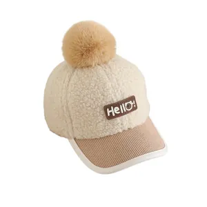 Παιδικό μπεζ fleece καπέλο μπέιζμπολ με σήμα Hello και καφέ φούντα από συνθετική γούνα
