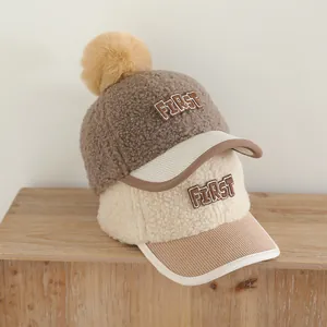 Casquette de baseball d'hiver en polaire sherpa pour enfants avec pompon et broderie F1