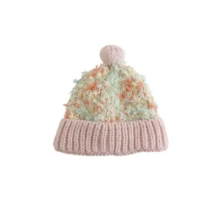 Winterstrickmütze für Kinder mit rosa Bommel und buntem Schneeflocken-Plüschdekor