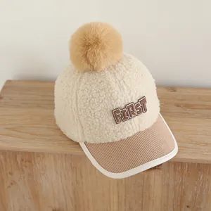 Casquette de baseball en sherpa pour enfants avec pompon marron et écusson lettre FIRST