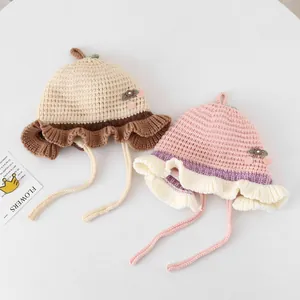 Cuffietta neonato all'uncinetto con bordo a volant e ciliegie in beige e rosa