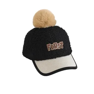 Casquette de baseball hivernale enfant en polaire avec pompon et broderie FIRST