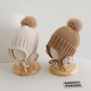 Berretti in maglia per neonati con paraorecchie a orsetto e pompon in pelliccia beige e marrone