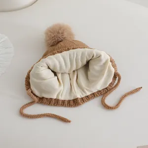 Berretto in maglia per neonati con calda fodera in pile e pompon soffice color cammello