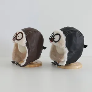 Detail der warmen Winterfliegermütze für Kinder aus Kunstleder mit Plüsch-Fleecefutter