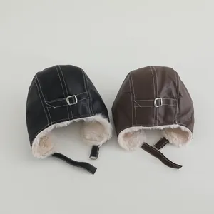 Detalle de gorros de aviador de invierno con textura de ecocuero y forro de felpa