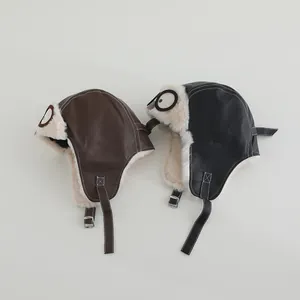 Winter-Fliegermütze für Kinder mit Brille und warmem Plüschfutter in Schwarz und Braun