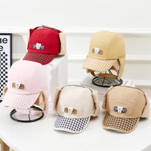 Détail de cinq couleurs de bonnets d'hiver pour enfants avec patchs d'ours et carreaux