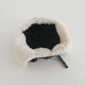Detailansicht der Wintermütze mit schwarzem Steppfutter und flauschigem Kunstpelzbesatz