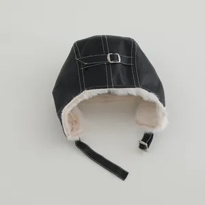 Detailansicht der schwarzen Fliegermütze mit dickem Kunstfellfutter und verstellbarem Riemen