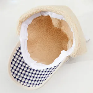 Bonnet d'hiver pour enfants avec cache-oreilles à carreaux et doublure polaire beige