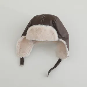 Detalle del gorro de invierno cálido con exterior de cuero marrón y forro de borreguito suave